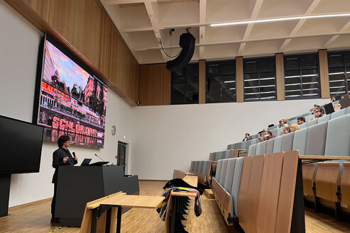 Greenbuildinglab Building Future - Opening Lecture with Gabu Heindl Greenbuildinglab Auditorium, students listening to Gabu Heindl about "Building Future"