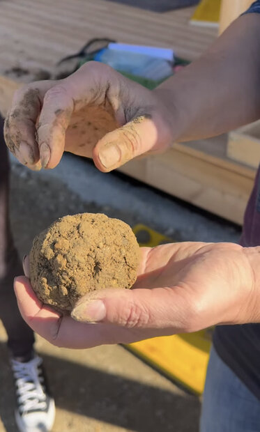 Greenbuildinglab Hands building with Earth 1